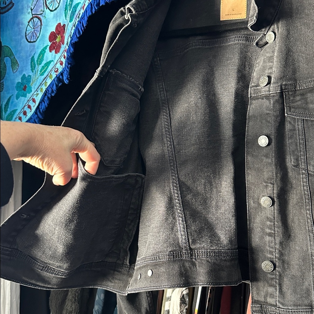 L GAP Black Puff Sleeve Classic Jean Jacket. 6 pockets total. Adjustable waist - Picture 8 of 16